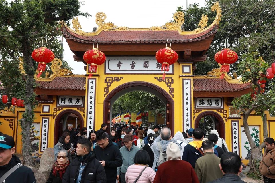 Hanoians visit Tran Quoc Pagoda on the morning of the first day of the Lunar New Year 2025. (Photo: VNA)