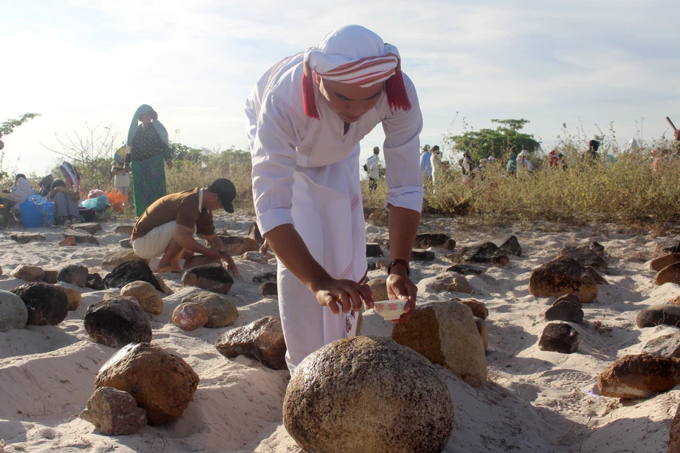 A ritual to purify the graves is performed before reciting prayers. (Photo: VNA)