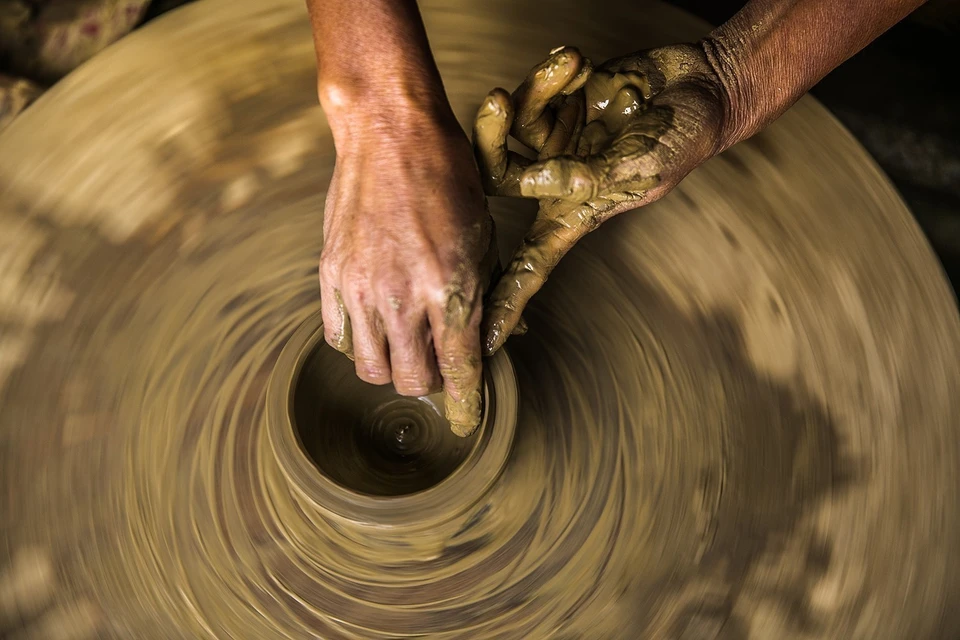 Shaping Bat Trang ceramics is the most challenging step, requiring skilled craftsmen with dexterous hands. (Photo: VNA)