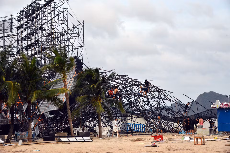 Outdoor entertainment stages in Ha Long City collapses due to Typhoon No. 3. (Photo: Thanh Van - VNA)