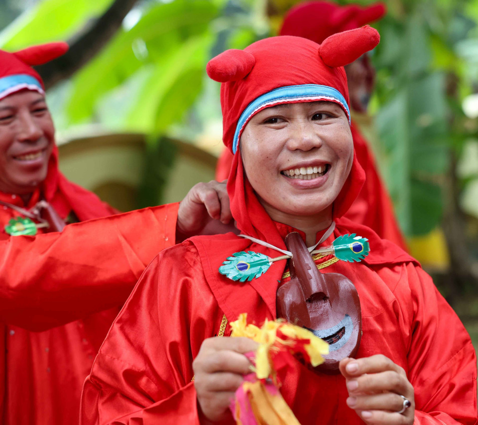 Members of the local Xuan Pha traditional art troupe continue to engage in farming, passing down the dancing skills to younger generations, while performing at cultural exchanges upon requested. (Photo: VNA)