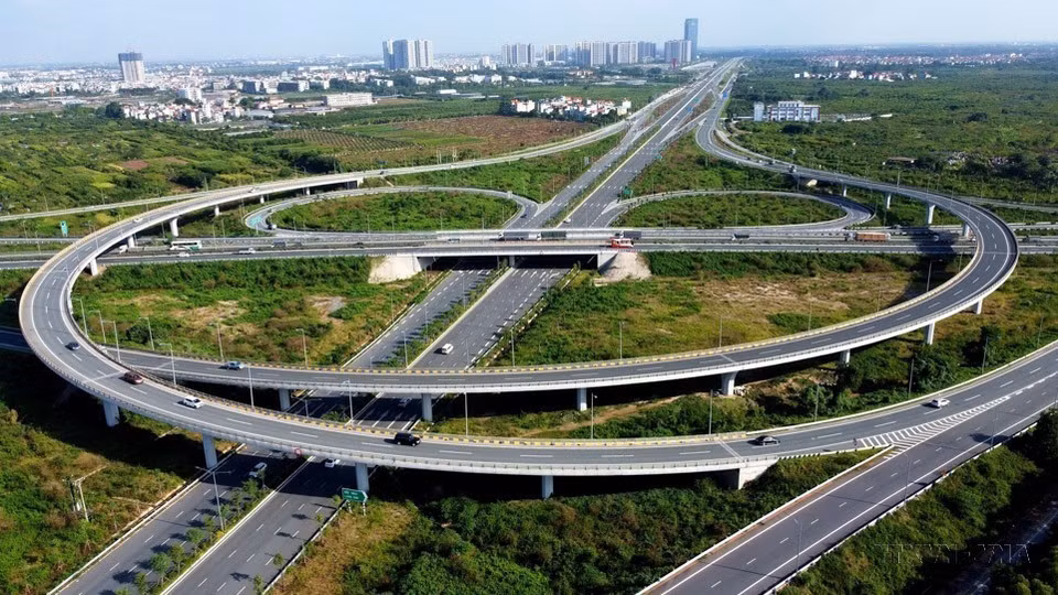 In recent years, Hanoi’s transportation infrastructure has seen significant improvements, including the development of modern, multi-purpose roads. These advancements have significantly contributed to the capital’s economic growth. (Photo: VNA)