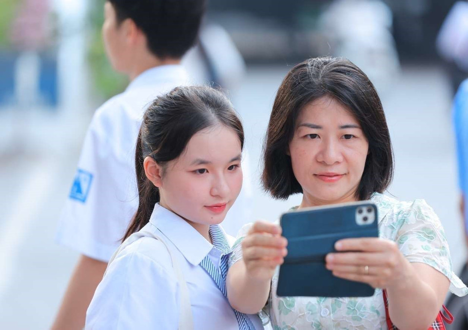 Mother and daughter take a selfie on the first day of the new academic year at Hanoi – Amsterdam High School for the Gifted. (Photo: VNA)