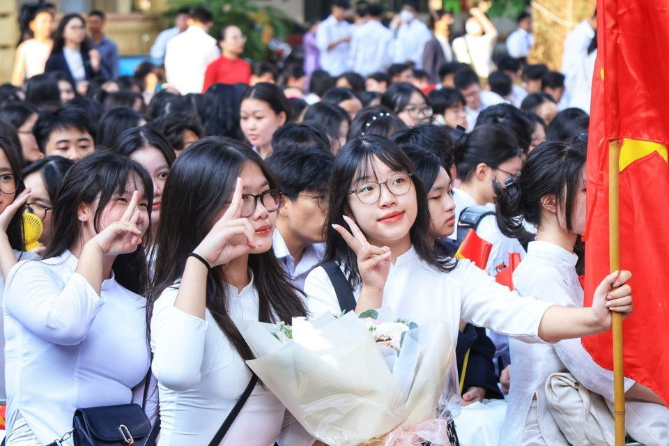 10th-grade students at Viet Duc High School in Hanoi’s Hoan Kiem district welcome the new school year. (Photo: VNA)