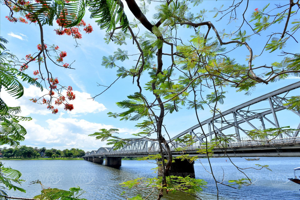 Hue is also renowned as a dreamy city, celebrated for the picturesque beauty of the Huong (Perfume) River and the Trang Tien Bridge with its six arches and twelve spans. (Photo: Thanh Hoa/Vietnam Pictorial)