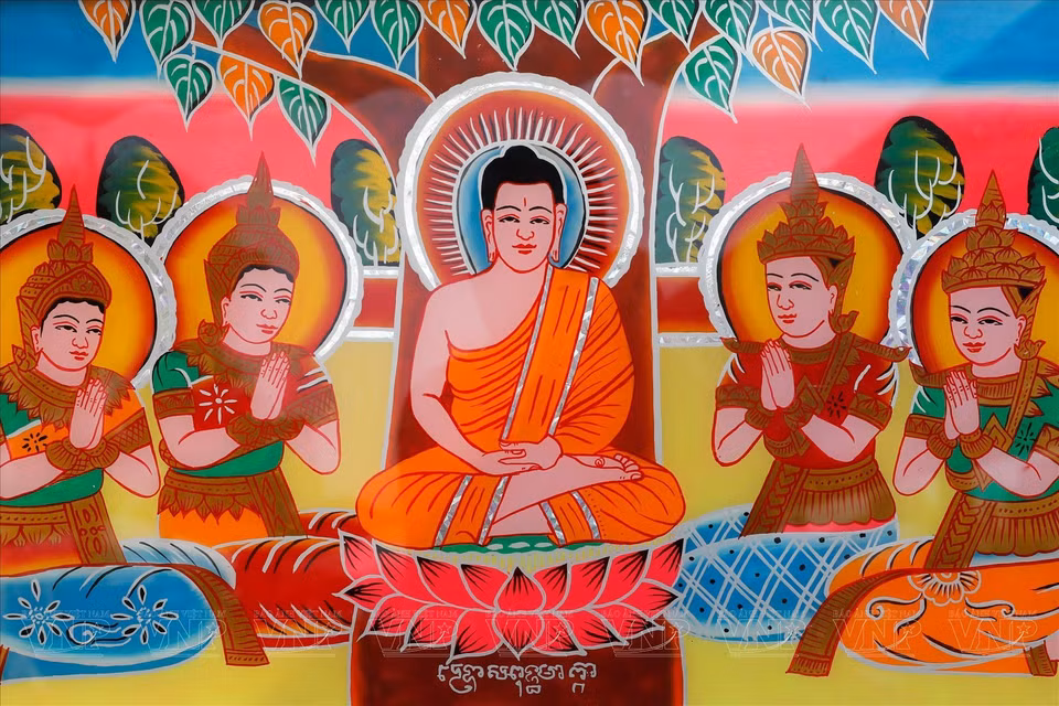 A glass painting highlights the Buddha’s life. (Photo: VNA)