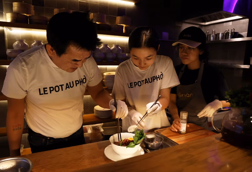 Chefs at Pot Au Pho prepare a special bowl of pho for diners. (Photo: VNA)
