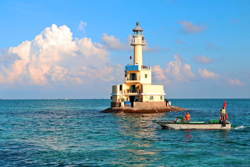 The lighthouse on Da Tay B (West London Reef B) Island. (Photo: VNA)
