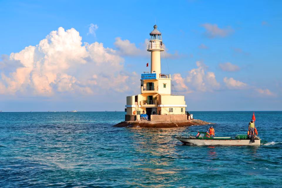 The lighthouse on Da Tay B (West London Reef B) Island. (Photo: VNA)