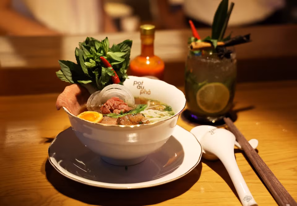 Chefs at Pot Au Pho prepare a special bowl of pho for diners. (Photo: VNA)