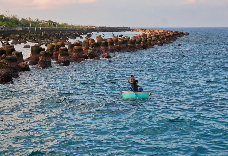 Fishermen catch seafood in Truong Sa Island. (Photo: VNA)