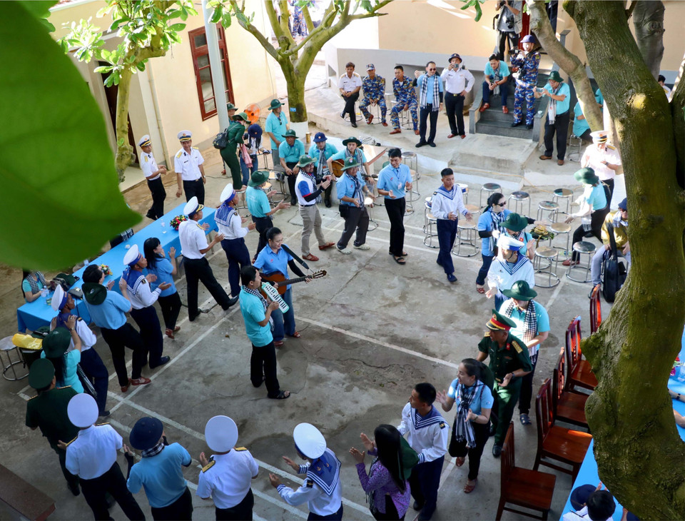 Officers and soldiers on An Bang Island join in songs with visiting delegates. (Photo: VNA)