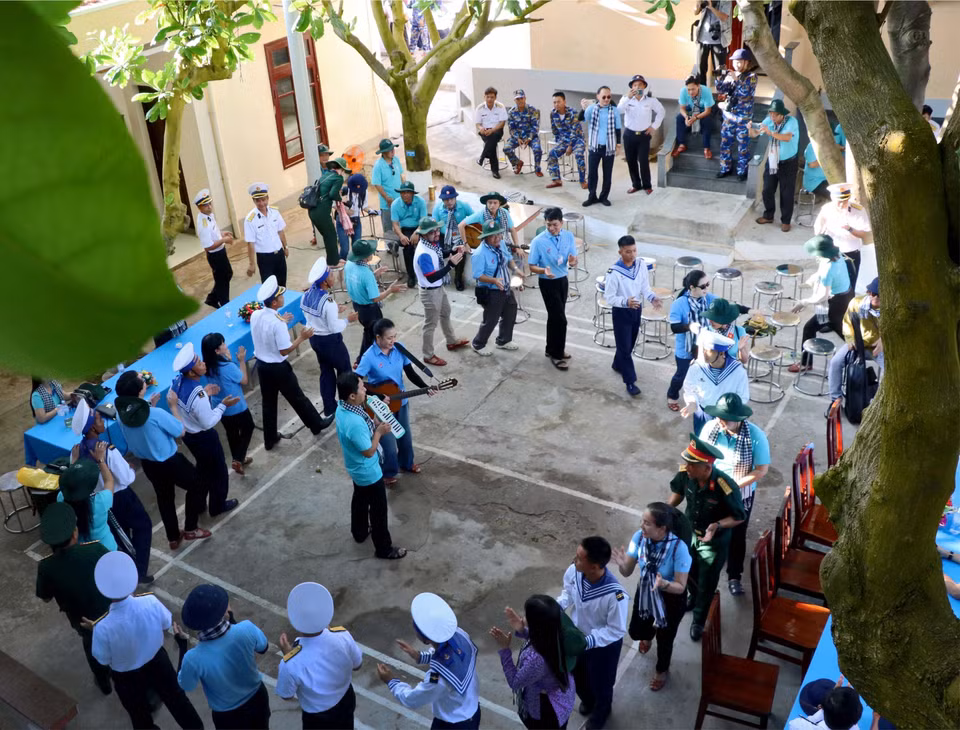 Officers and soldiers on An Bang Island join in songs with visiting delegates. (Photo: VNA)