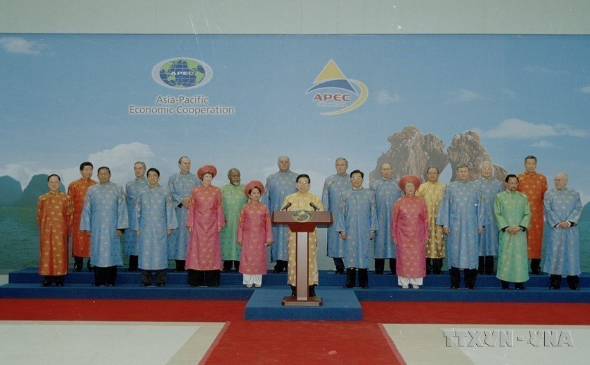 President Nguyen Minh Triet reads the Joint Statement at the 14th APEC Economic Leaders’ Meeting in Hanoi, November 19, 2006. (Photo: Xuan Tuan - VNA)