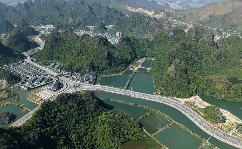 The intersection near the Quang Hanh hot spring tourist area leads to Cam Pha city – which is known for its coal mines, harbours and ports. (Photo: Quoc Khanh – VNA)