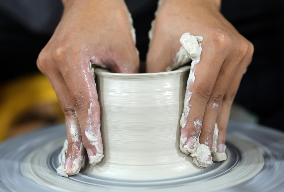 The pottery finishing stage requires meticulous attention to the smallest details. (Photo: Vietnam Pictorial/VNA)