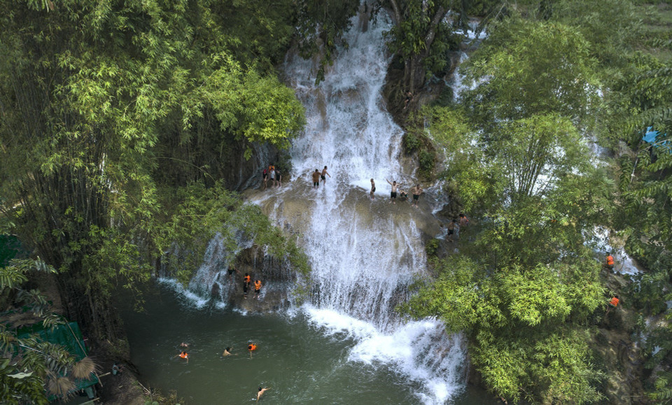Moon waterfall’s untouched, scenic beauty is increasingly captivating tourists, making it an impressive and promising destination for those exploring the northern mountainous province of Hoa Binh. (Photo: VNA)