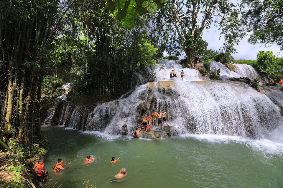 At the base of Moon waterfall is a crystal-clear lake. (Photo: VNA)