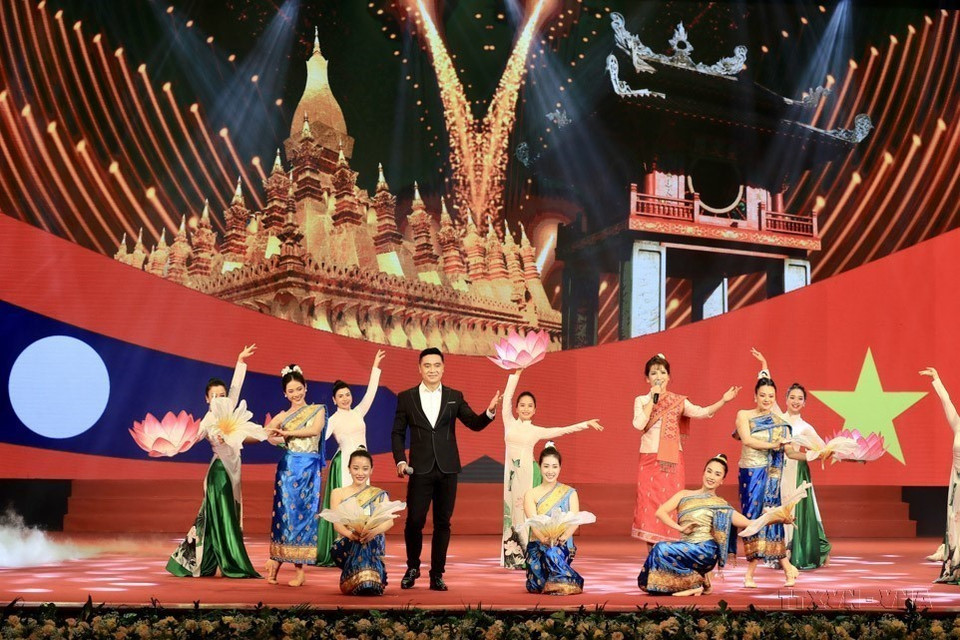A solemn ceremony held in Hanoi to commemorate the 60th anniversary of the establishment of diplomatic relations (September 5, 1962 - 2022) and the 45th anniversary of the signing of the Vietnam-Laos Treaty of Amity and Cooperation (July 18, 1977 - 2022). (Photo: VNA)