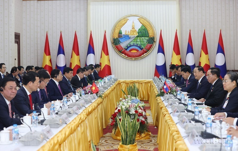 Prime Minister Phạm Minh Chinh holds talks with Lao Prime Minister Sonexay Siphandone during his official visit to Laos, January 11, 2023, in Vientiane. (Photo: VNA)