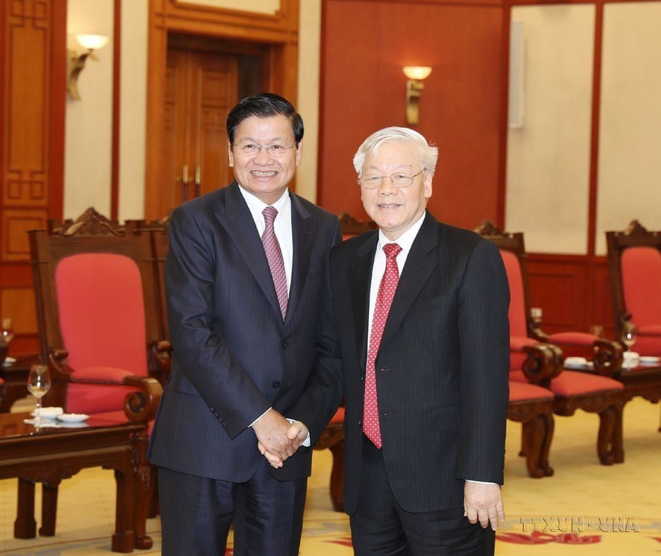 Party General Secretary and then State President Nguyen Phu Trong receives Lao Prime Minister Thongloun Sisoulith during his official visit to Vietnam, October 1, 2019. (Photo: VNA)