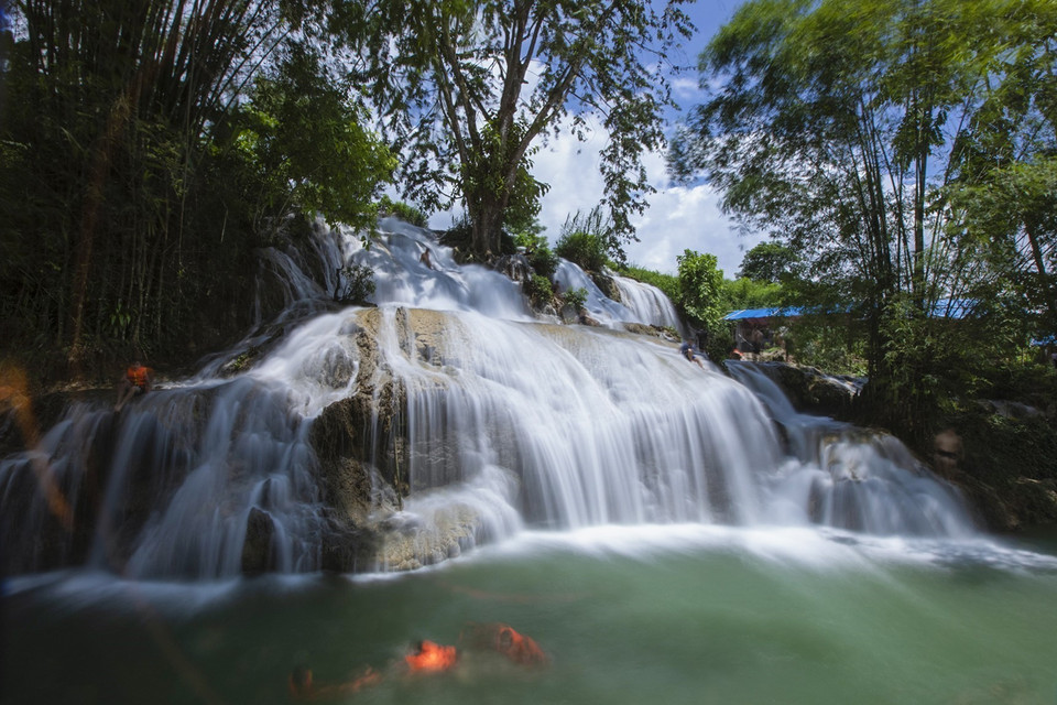 With its pristine and natural scenery, Moon waterfall is an impressive tourist destination in Hoa Binh province. (Photo: VNA)