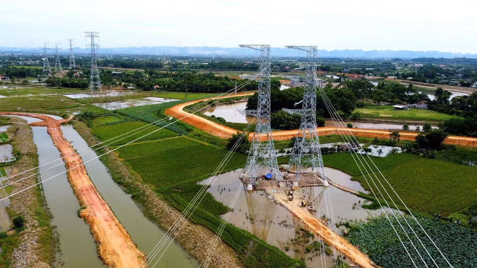 The Quang Trach-Pho Noi 500kV Circuit-3 power transmission line spans about 519 kilometers with a total investment of 22.3 trillion VND (nearly 897 million USD). (Photo: VNA)