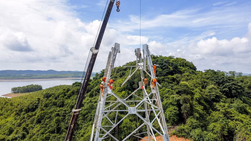 Workers of Power Transmission Company 3 perform tasks at Pole 21 of Quynh Luu-Thanh Hoa section, in Quynh Luu district, in Nghe An province. (Photo: VNA)