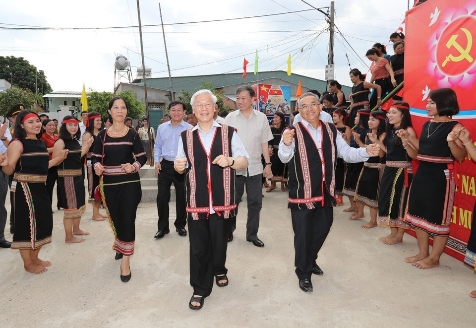 Party General Secretary Nguyen Phu Trong joins traditional dances with ethnic people in Kon Ro Bang 2 village, Vinh Quang commune, Kon Tum city (2017). (Photo: Tri Dung – VNA)