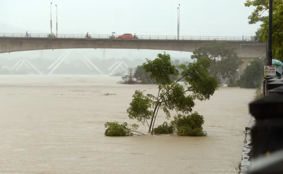 The water level of the Red River rises, with only about 1.5 meters left before it may overflow and cause flooding in Lao Cai City on the morning of September 9. (Photo: Quoc Khanh - VNA)