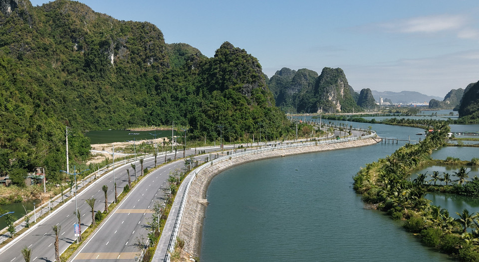 The coastal route’s direction to Cam Pha city. (Photo: Quoc Khanh – VNA)
