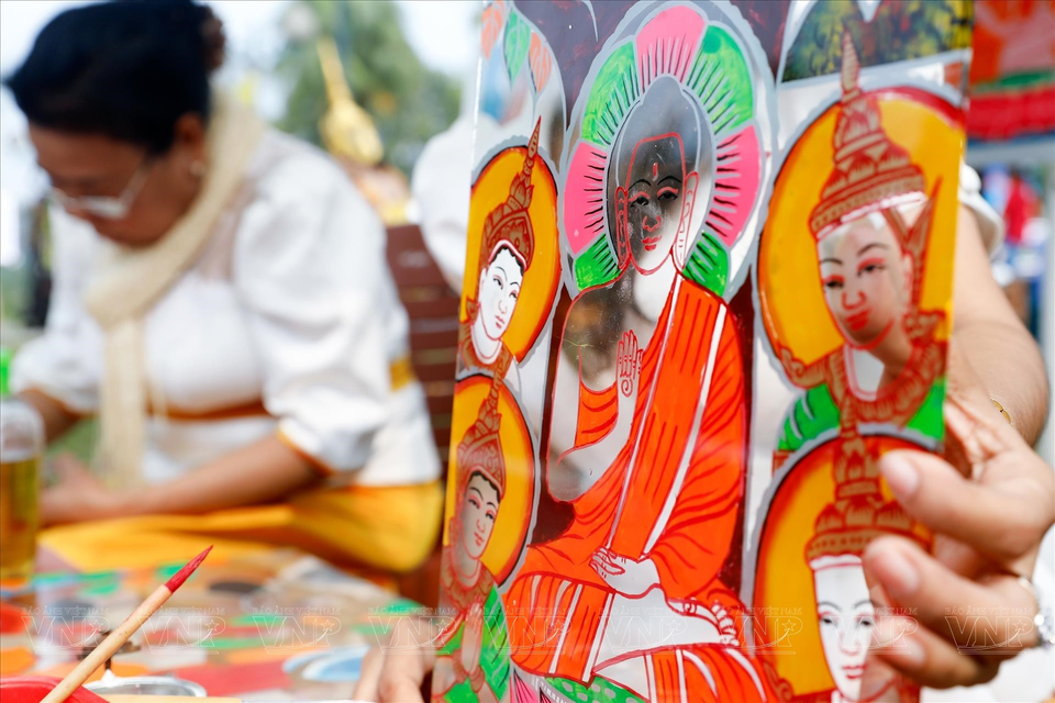 Colorful glass paintings (Photo: VNA)