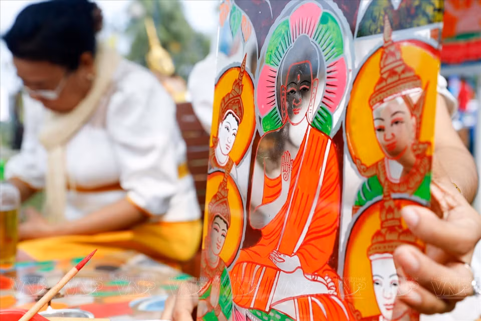 Colorful glass paintings (Photo: VNA)
