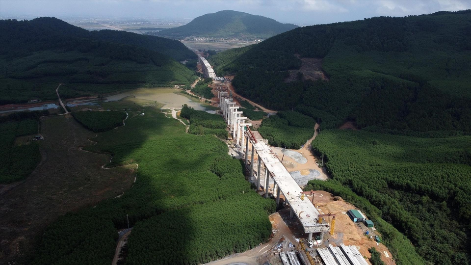 Than Vu 2 and O O are two impressive viaducts on the North-South Expressway section between Dien Chau (Nghe An Province) and Bai Vot (Ha Tinh Province). (Photo: VNP/VNA)