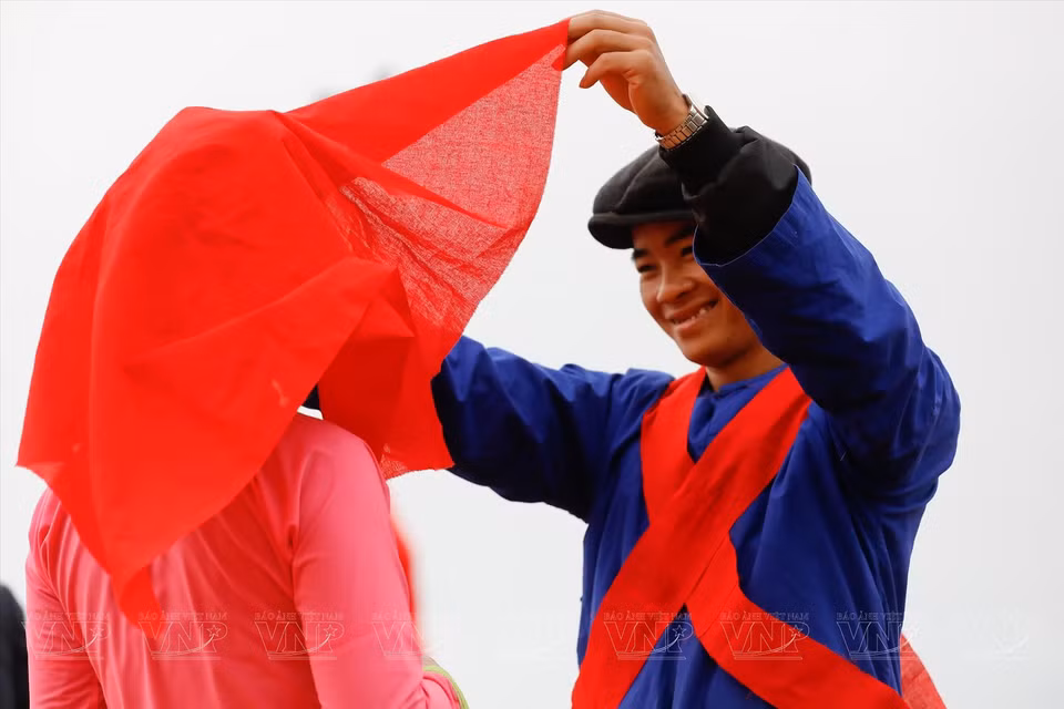 Upon arriving at his family's home, the groom lifts the bride's veil, marking her official entry into his family. (Photo: VNP/VNA)
