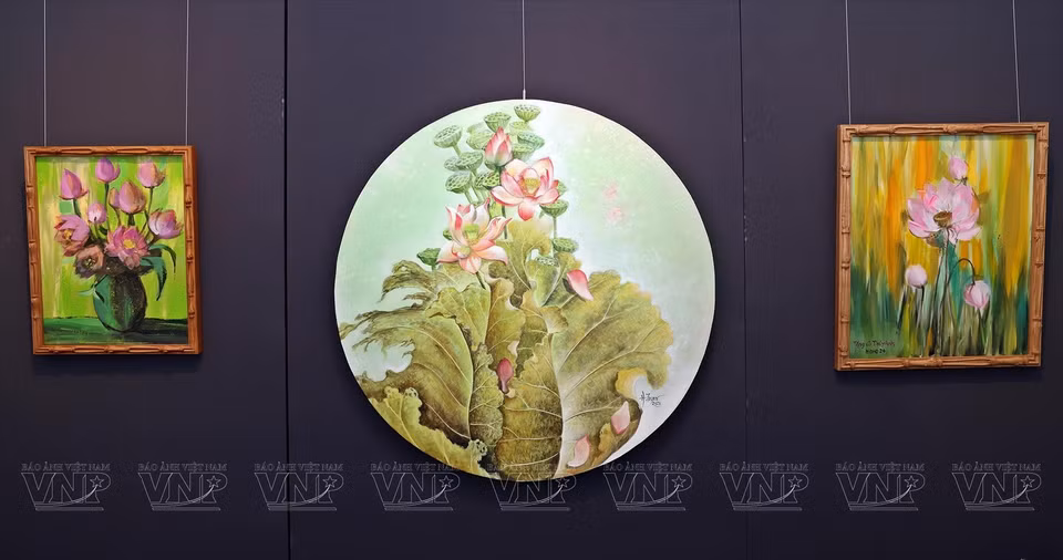 Notable artworks in the collection include Mua sen (Lotus season) by Pham An Hai, Sen Tay Ho (West Lake lotus) by Hai Kien, and Sen hong (Pink lotus) by Dao Lien Huong. (Photo: VNP/VNA)