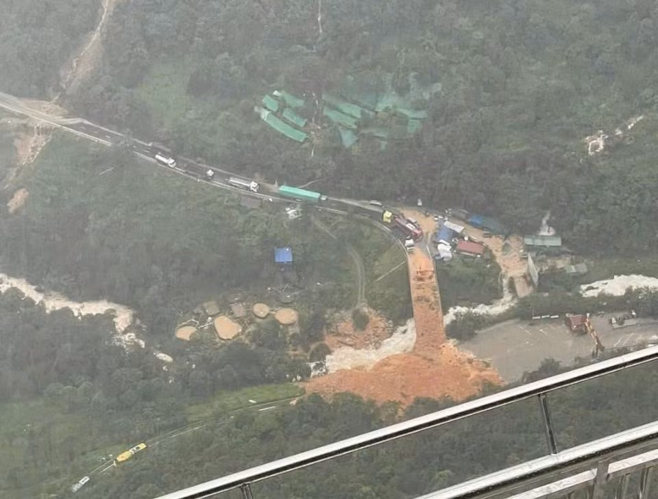 Traffic halts due to landslides on National Road 4D. (Photo: VNA)
