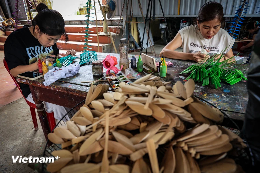 In addition to making basic parts of the dragonflies, Tai’s family also has a painting workshop to finish products, making them colourful and eye-catching. (Photo: VietnamPlus)