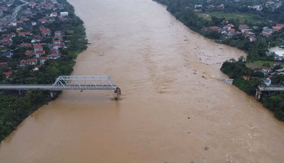 The Phong Chau Bridge (Phu Tho province) collapses on the morning of September 9. One pier and two spans of the bridge were swept away by floodwaters. (Photo: Ta Toan - VNA)