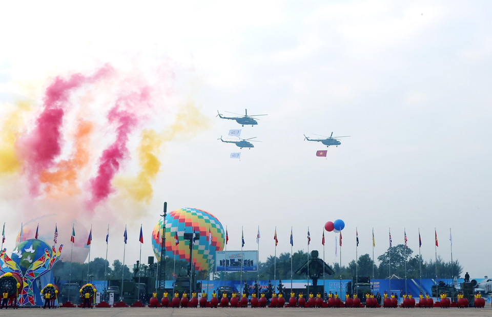 Helicopter squad performs at the rehearsal. (Photo: Van Diep - VNA)