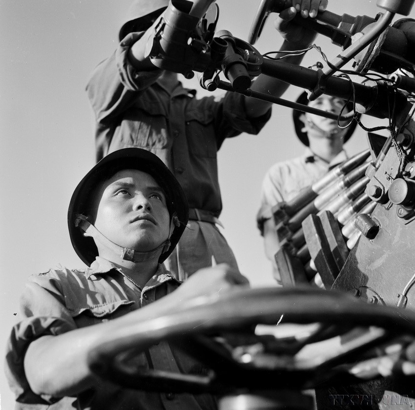 Young Party member Phan Tuan Chi, a skilled gunner of Battery 4, Section 2, participates in numerous battles and achieves outstanding victories. (Photo: VNA)