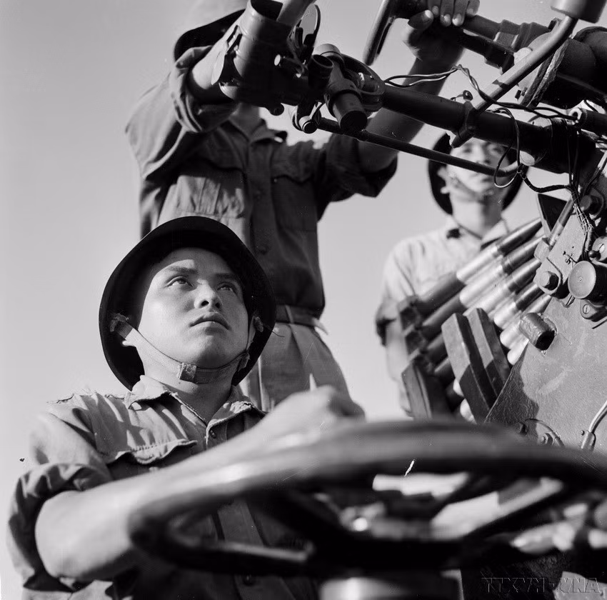 Young Party member Phan Tuan Chi, a skilled gunner of Battery 4, Section 2, participates in numerous battles and achieves outstanding victories. (Photo: VNA)