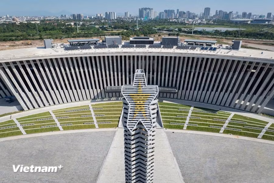 The top surface of the tower has a 60-degree incline and is in the shape of a five-pointed star, seeming to keep rising towards the sky. (Photo: VietnamPlus)