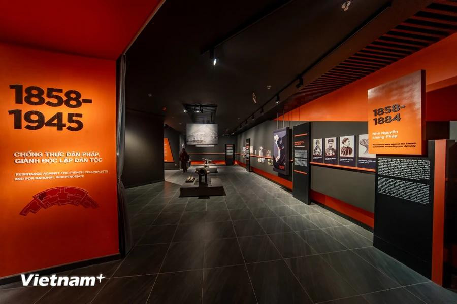 The museum applies many new exhibition methods, including 3D mapping, search screens, audio guides, QR codes for searching exhibit information, and video clips about historical campaigns, battles, and figures, to generate completely new experiences for visitors. (Photo: VietnamPlus)
