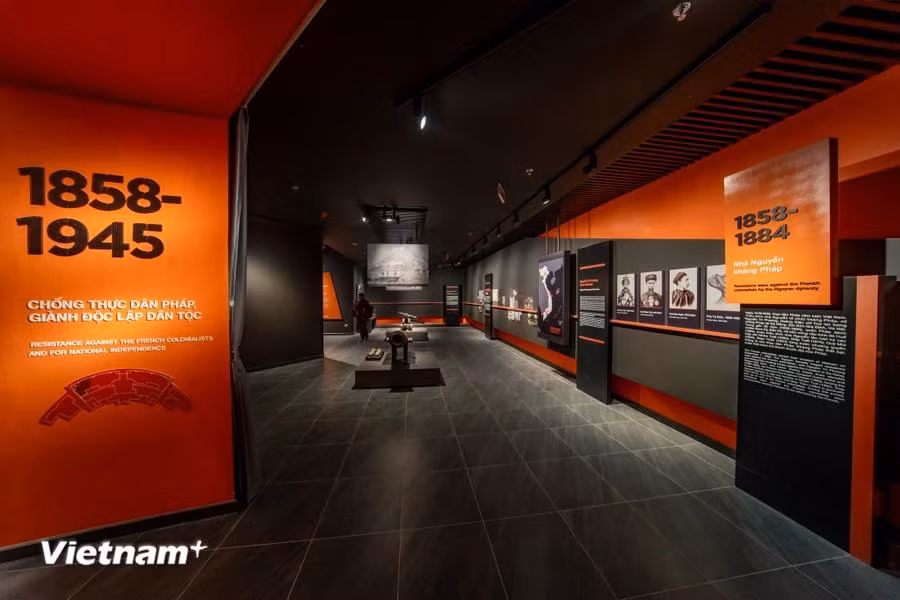 The museum applies many new exhibition methods, including 3D mapping, search screens, audio guides, QR codes for searching exhibit information, and video clips about historical campaigns, battles, and figures, to generate completely new experiences for visitors. (Photo: VietnamPlus)