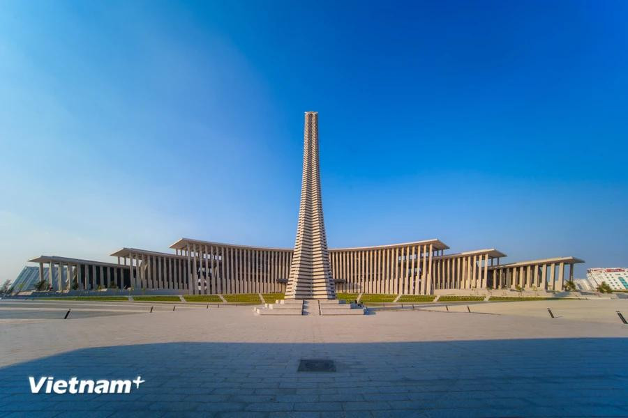 The Tower of Victory is 45m tall, representing the year 1945, when Vietnam gained national independence. Its base is a pentagon symbolising five socialist classes: intellectuals, farmers, workers, entrepreneurs, and soldiers. (Photo: VietnamPlus)