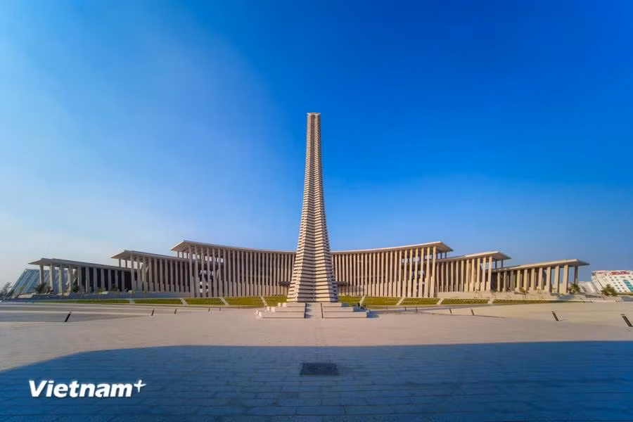 The Tower of Victory is 45m tall, representing the year 1945, when Vietnam gained national independence. Its base is a pentagon symbolising five socialist classes: intellectuals, farmers, workers, entrepreneurs, and soldiers. (Photo: VietnamPlus)