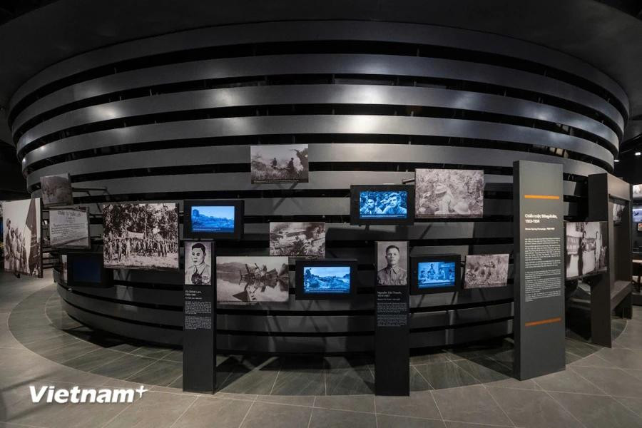 The first floor has six theme areas, from the ancient era to the resistance wars against France and the US, to present day. The second showcases objects according to eight topics, along with seven collections of weapons, military equipment, and other items. The third displays objects of 12 military branches such as air force, navy, special forces, artillery force, tank - armoured force, engineering, information and communications, and chemical force. The fourth floor houses multifunctional rooms and experiential spaces. (Photo: VietnamPlus)