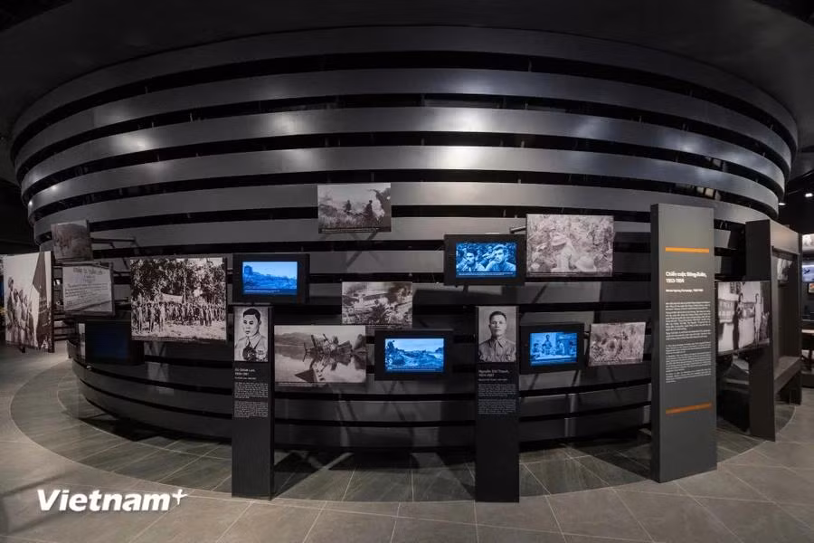 The first floor has six theme areas, from the ancient era to the resistance wars against France and the US, to present day. The second showcases objects according to eight topics, along with seven collections of weapons, military equipment, and other items. The third displays objects of 12 military branches such as air force, navy, special forces, artillery force, tank - armoured force, engineering, information and communications, and chemical force. The fourth floor houses multifunctional rooms and experiential spaces. (Photo: VietnamPlus)