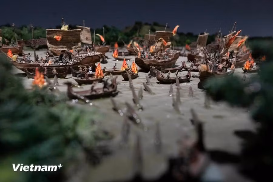 A miniature replica of the Bach Dang pole battlefield. In 938, the Ngo Quyen-led resistance war against the Southern Han troops secured victory following the strategic fight on the Bach Dang River. With this triumph, the country regained independence, putting an end to the over-1000-year period under the rule of invaders from the North. (Photo: VietnamPlus)